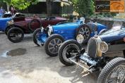 Hier klicken, um das Foto des _Classic Days Schloss Dyck 2013 - Bugatti-Parade.jpg 220.6K, zu vergrern