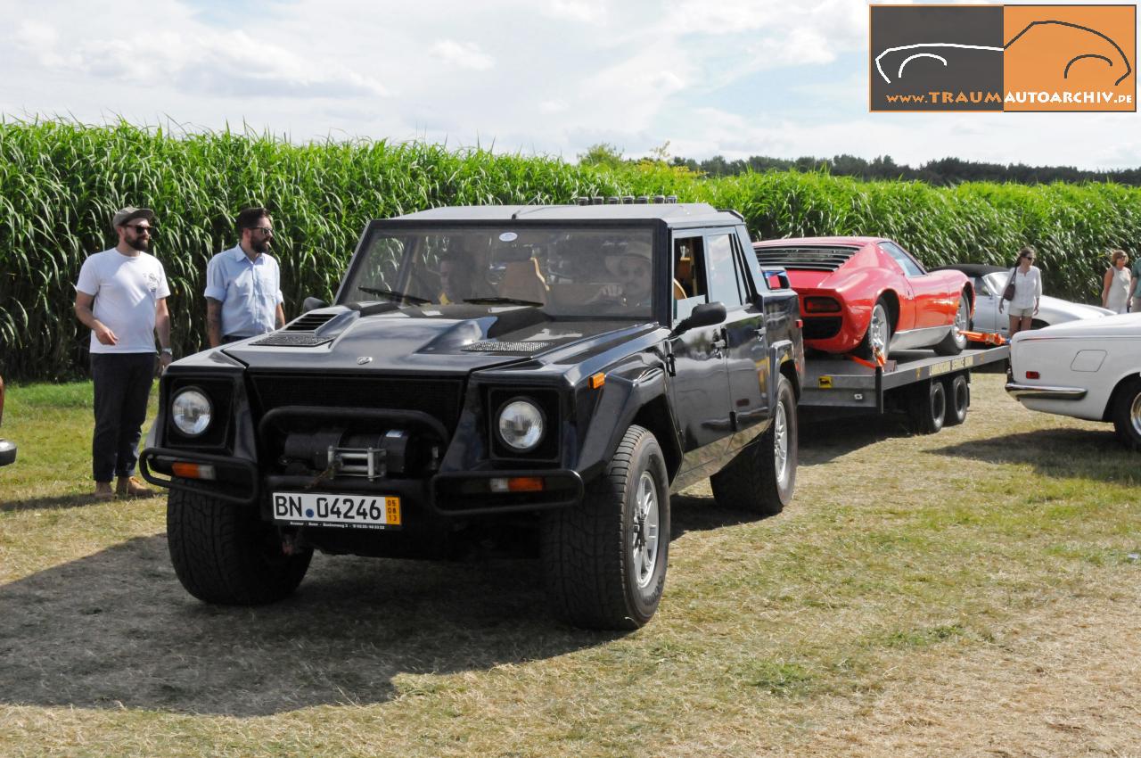 Lamborghini LM 002 mit Miura am Haenger.jpg 193.4K